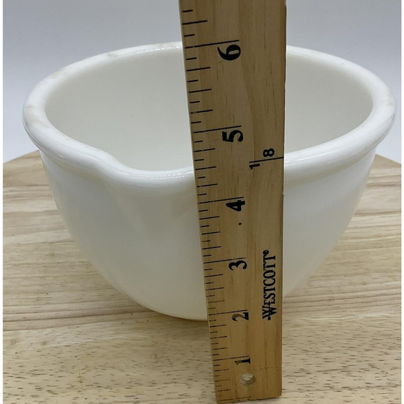 Vintage Milk Glass Mixing Bowl Aprox 6" Spouted 4.5" Tall Kitchenware Baking USA - Picture 5 of 7